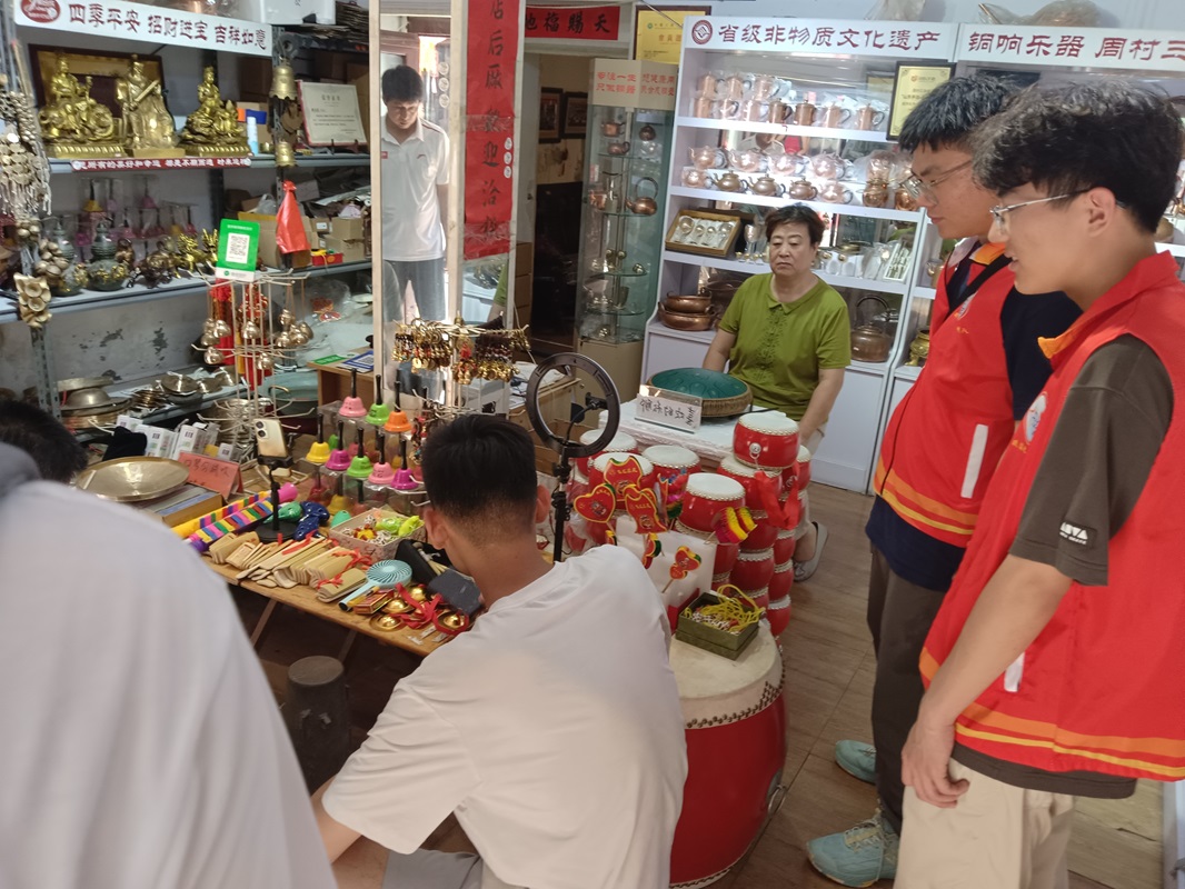 實踐隊員們調研非遺文化-銅響樂器(攝影 倪第豪)
