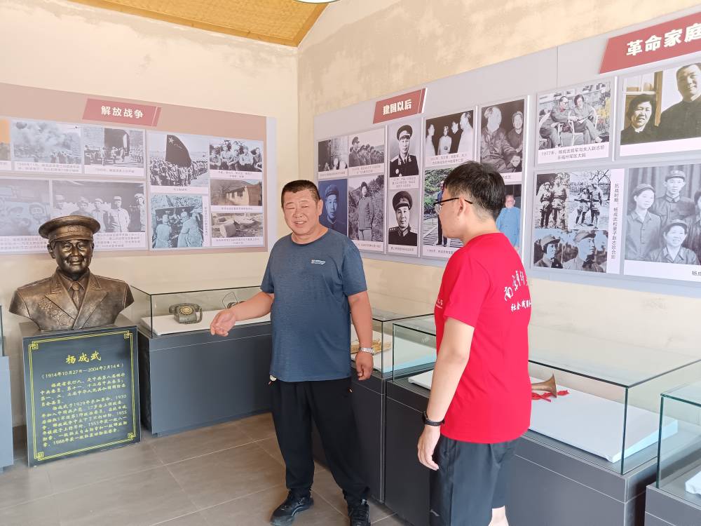 圖為團(tuán)隊成員采訪沙家莊村支書