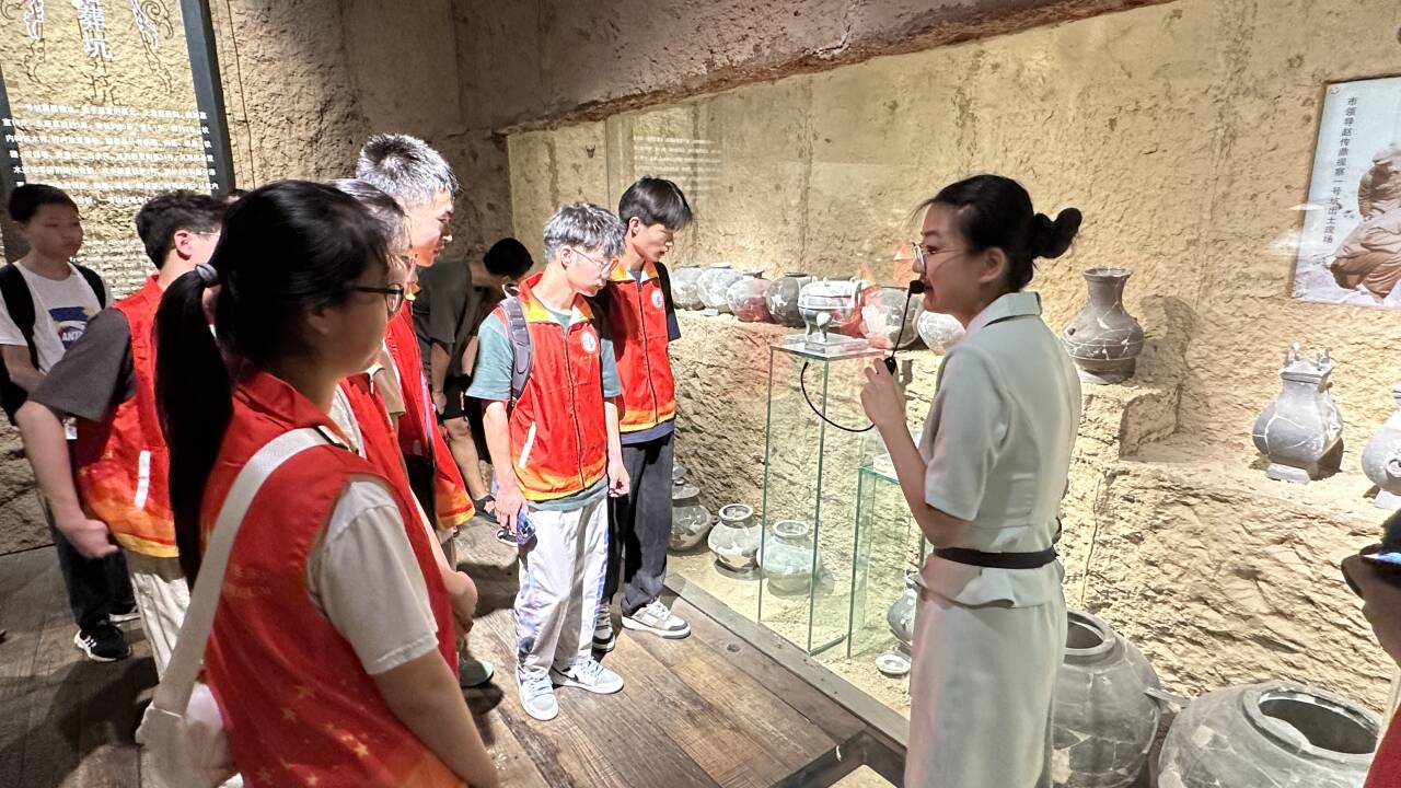 實(shí)踐隊(duì)員們在聆聽講解員關(guān)于淄博歷史的解說(攝影 宋澤鑫)