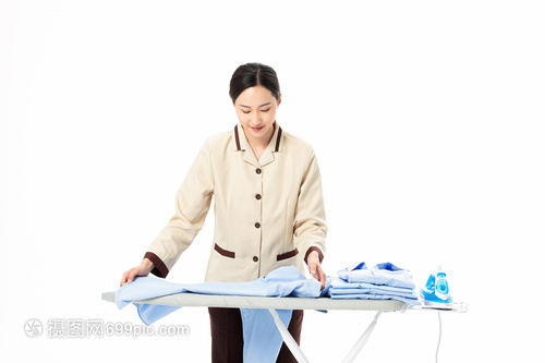 家政服務(wù)中的女性力量 熨燙衣物，守護(hù)家庭整潔與溫馨